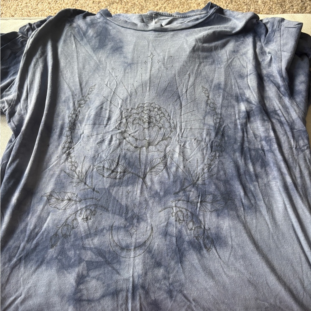 Size XL. Super soft and comfortable. AMERICAN EAGLE Tie-Dye Graphic T-Shirt